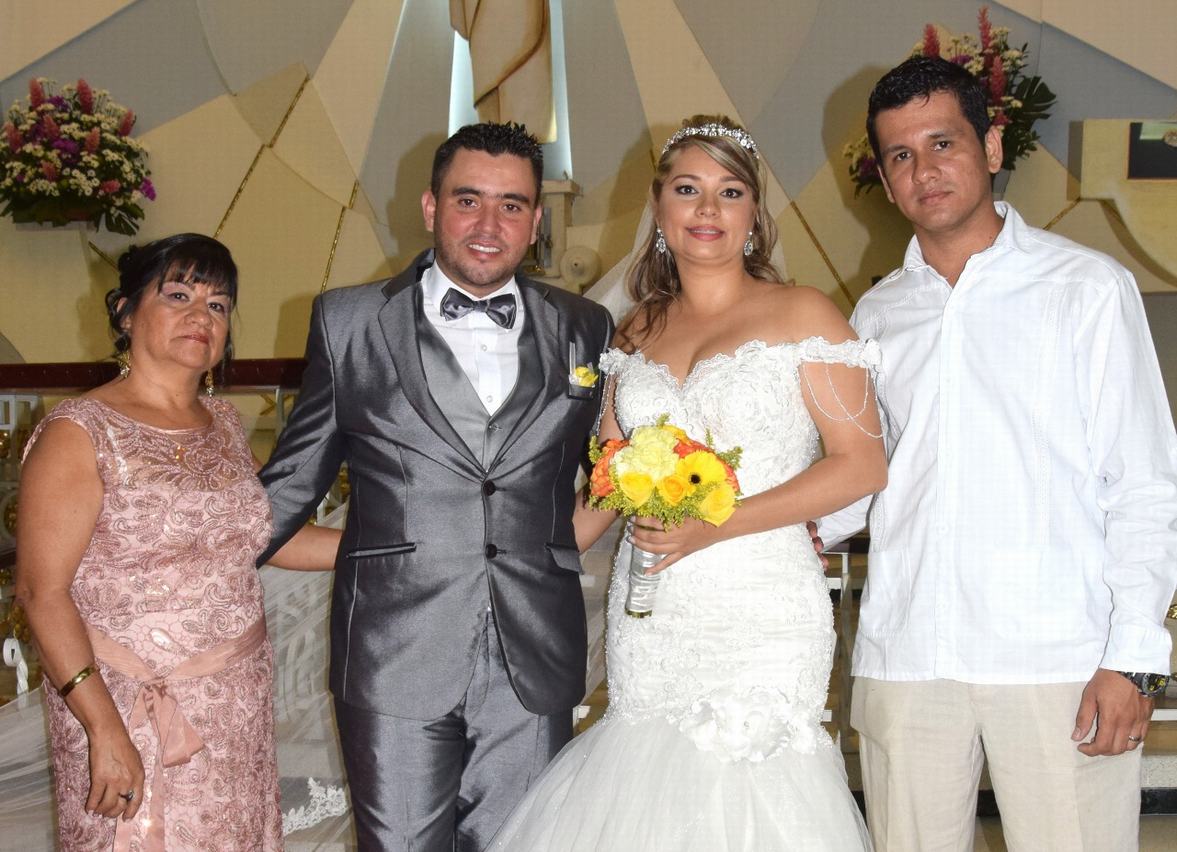 Junto a los esposos Aracely Falla y Edwin Moreno Falla.